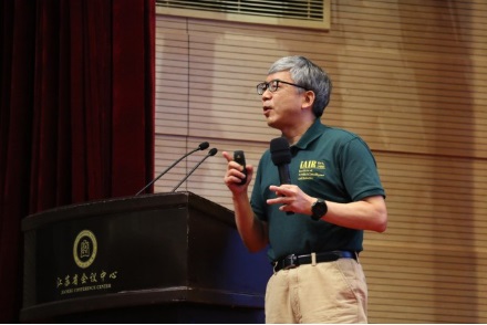 郑南宁作特邀报告 郑南宁作特邀报告